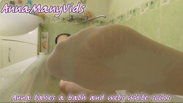 Annamanyvids Anna Takes A Bath And Wets White Socks