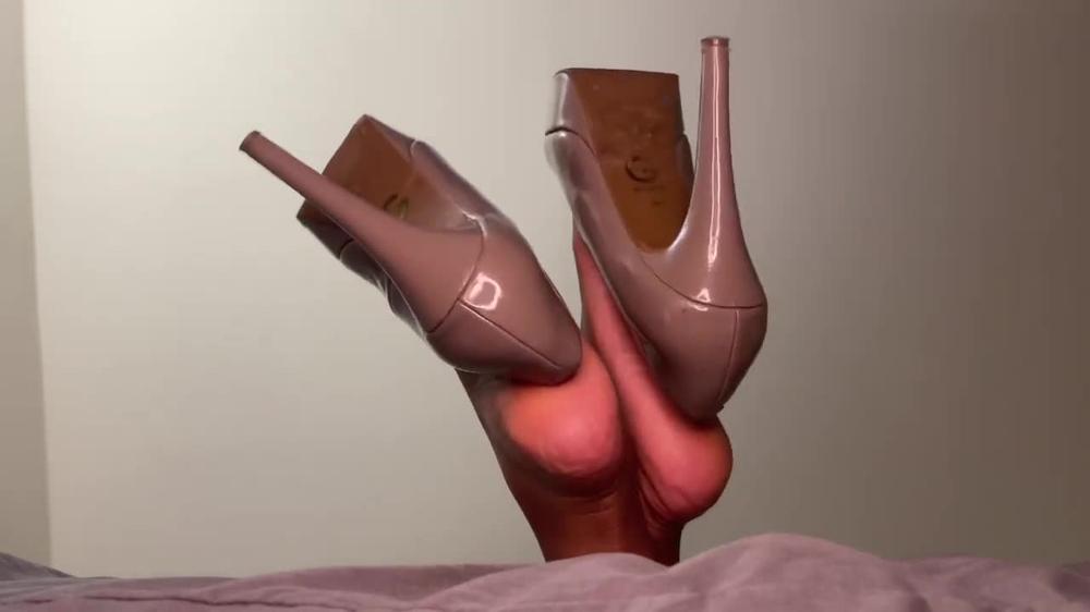 Ebony Girl Dangles Removes Guess Pumps