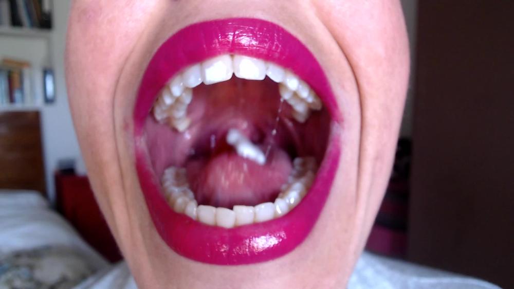 Emprexkala Swallowing Whole Gummibears
