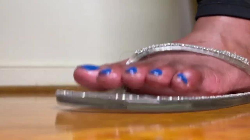 Giantess Flip Flops Tapping