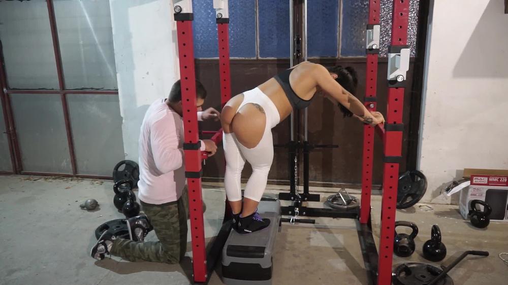 Gymbabe Sniff The Round Ass Of Your Trainer