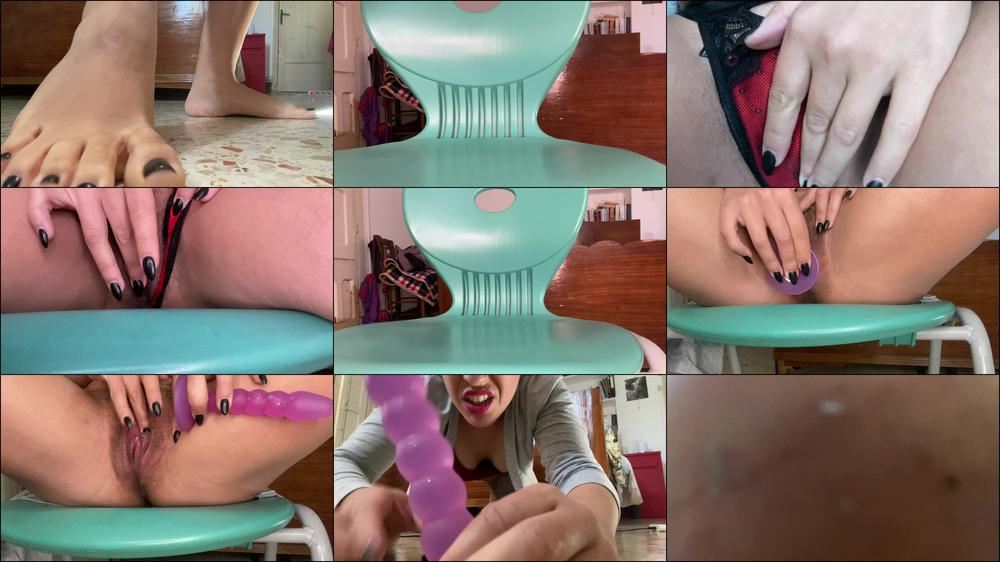 Emprexkala Tiny Licks Up Her Squirt From Her Dildo