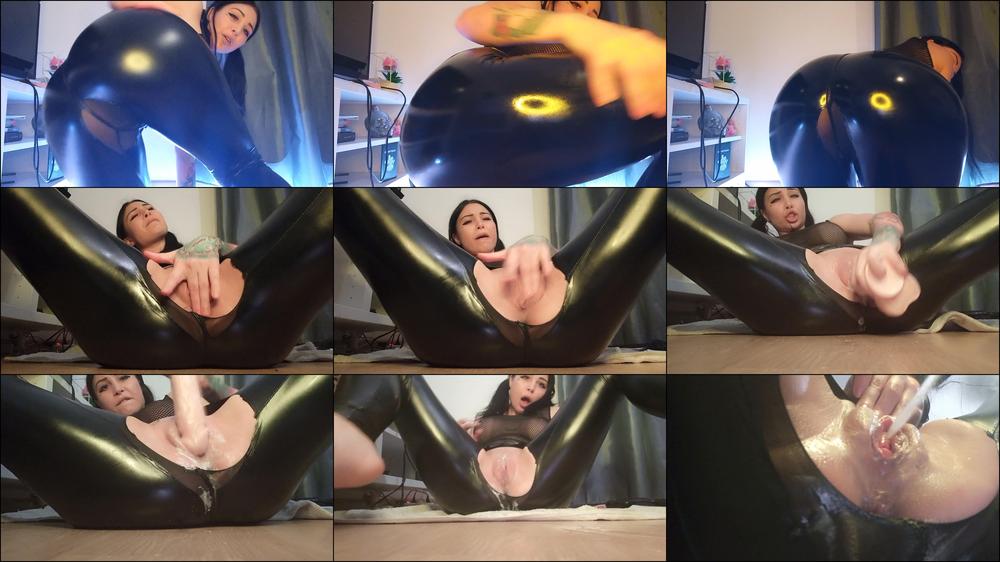 Wet And Sloppy Close Up In Leggins