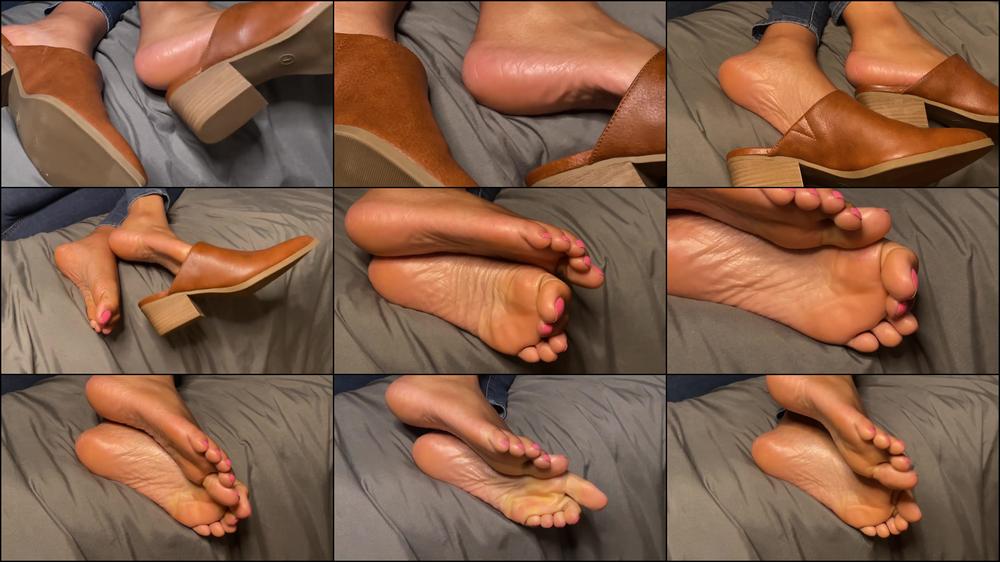 Ebony Girl Does Shoe Play In Bed