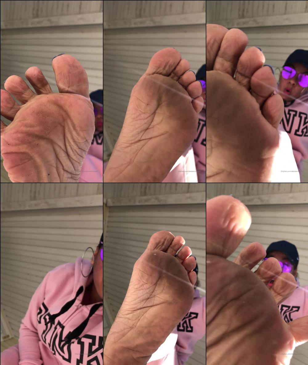 deedeericanfeet 02 03 2020 166327333 More giantess but outside 