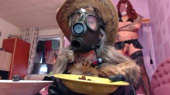 Kinkyporncpl Crossdress Food Fetish Gas Mask Bj Cum (KinkyPornCpl)