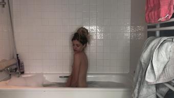 shaving and fucking her self in the tub (RhiannonRyder1995)