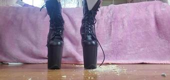 Anya Ivanovna Domme Crushing Piggy Food (Anya Ivanovna)