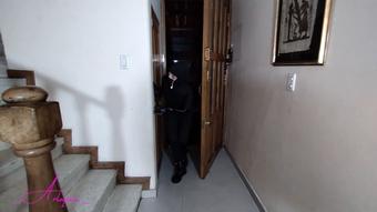Sexy thief in tight catsuit has mess by traping HomeAlone (_Arlequin_)