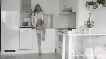 I play with knife (Gina Gerson Real)