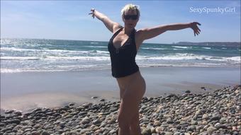 Sexyspunkygirl Peeing On The Beach (SexySpunkyGirl)