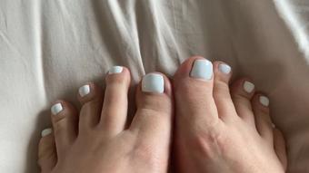 Suck my toes with new pedicure (wow_adele)