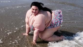 Publicly Fat at the Beach (Xutjja)