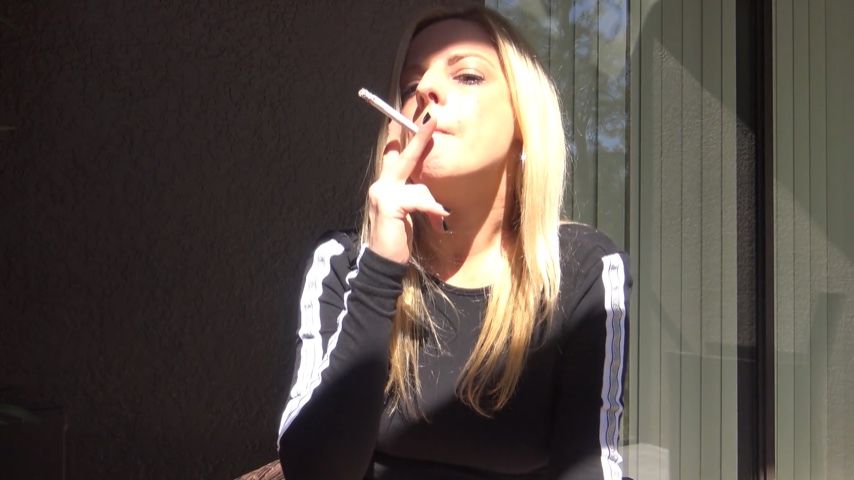 ROXIE BLOWS SMOKE IN YOUR FACE OUTSIDE - January 10, 2022