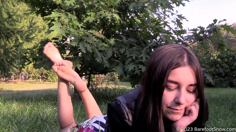 Barefoot Show - 19 Year Old Beauty Sonya Shows Off Her Sexy Bare Feet In A Public Park (Full With 33% Discount)