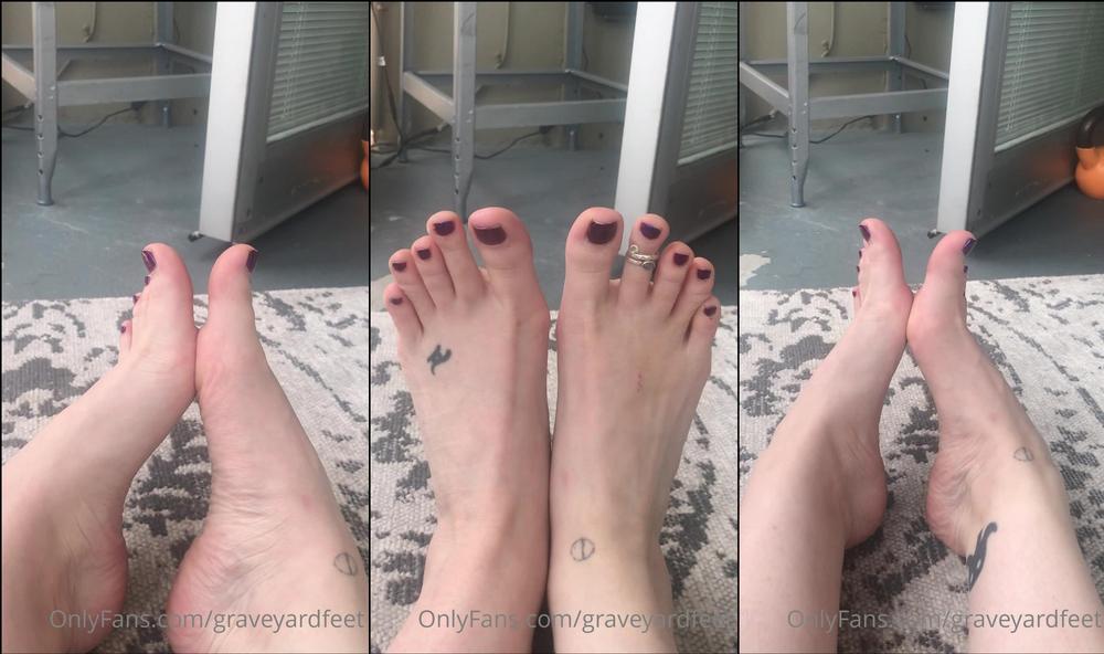 graveyardfeet 08 06 2020 407388458 wiggling my toes and showing off all the tendons in the tops of my feet