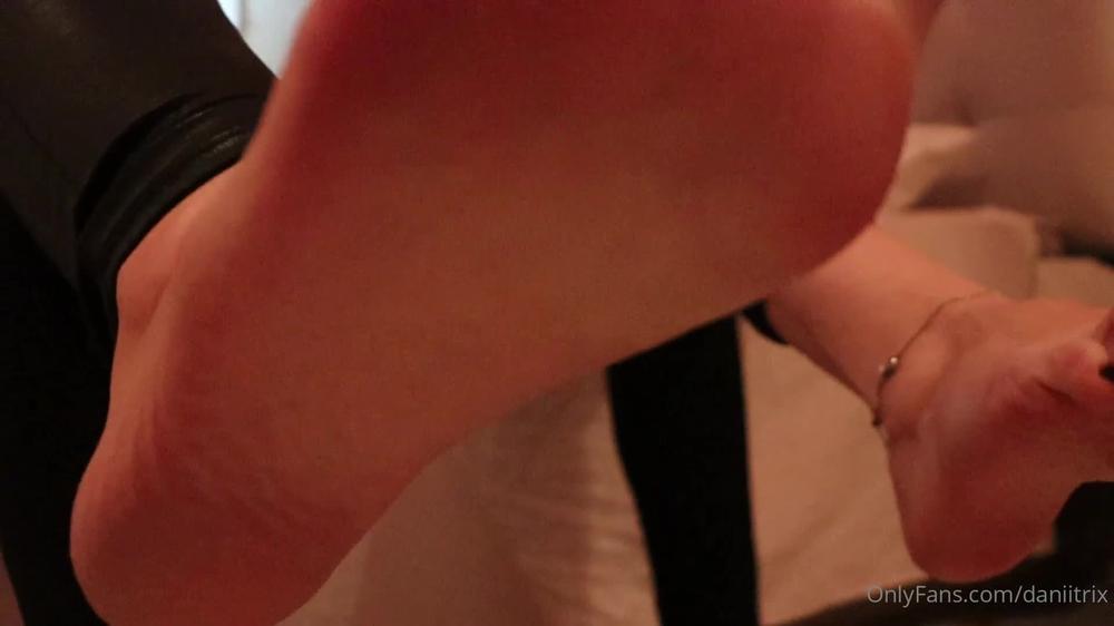 daniitrix 132241892 2021 04 07 dangling com prii feet