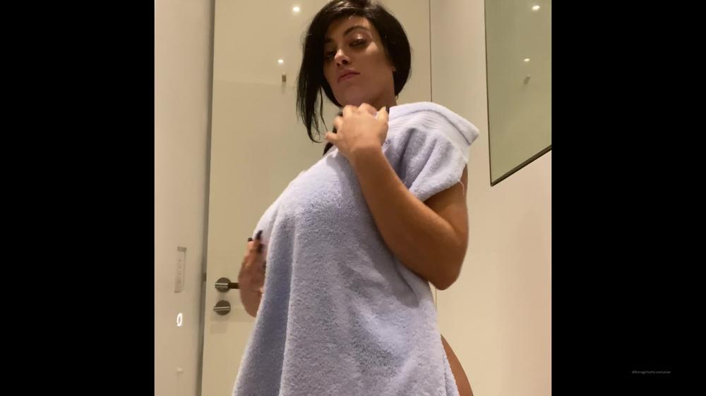 fionagirlsoho 11275075 2020 01 07 shower time