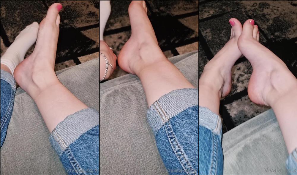 vivalasosx 313061370 2022 04 22 i love how these frilly white socks look on me can you see the colour of my toes peep through how