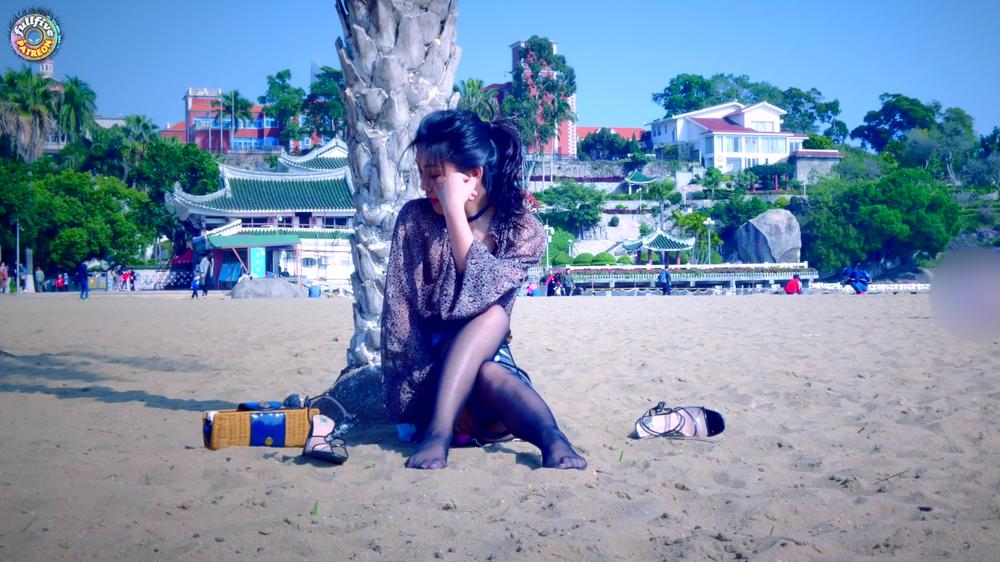 fullfive 02 04 2020 29079298 masturbating_with_toy_on_the_public_beach_                                                