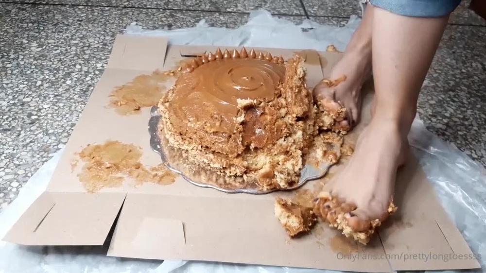 prettylongtoessss 31 03 2021 2069561173 Crushing cake