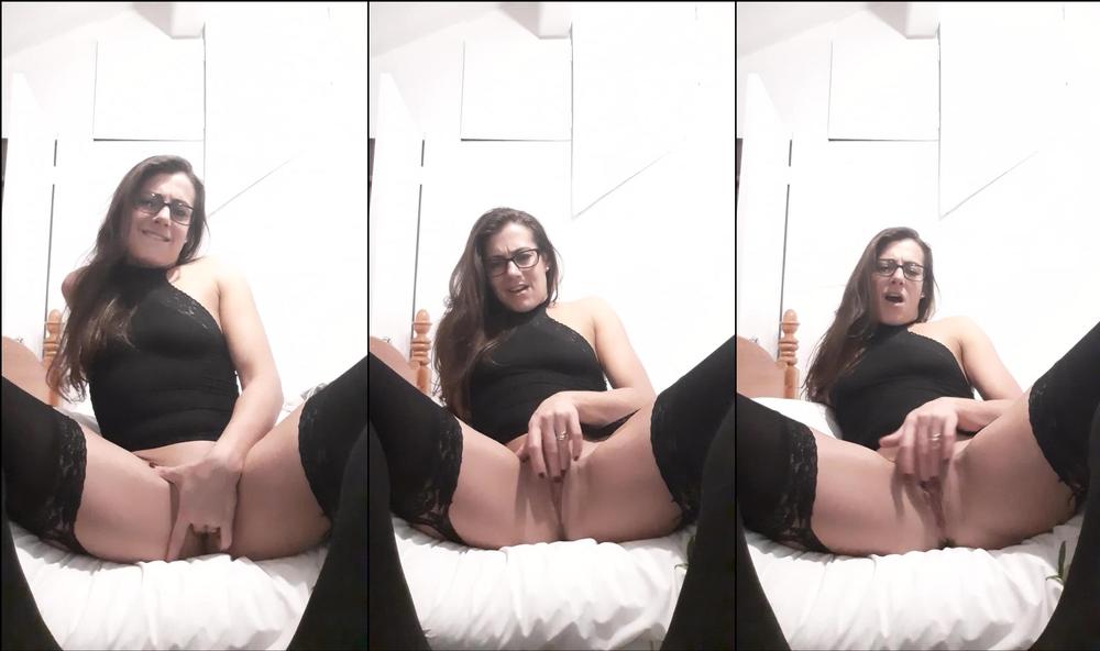 suzysmith 12152493 2020 01 23 it made me feel so sexy i started to play.... but as you will see my norty cat comes and distracts