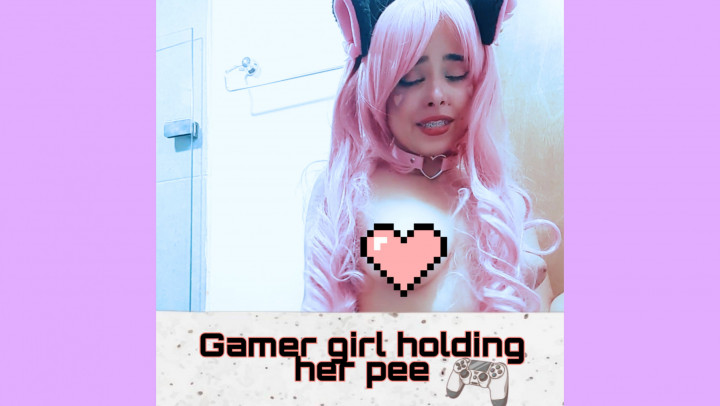 Gamer girl wants to pee