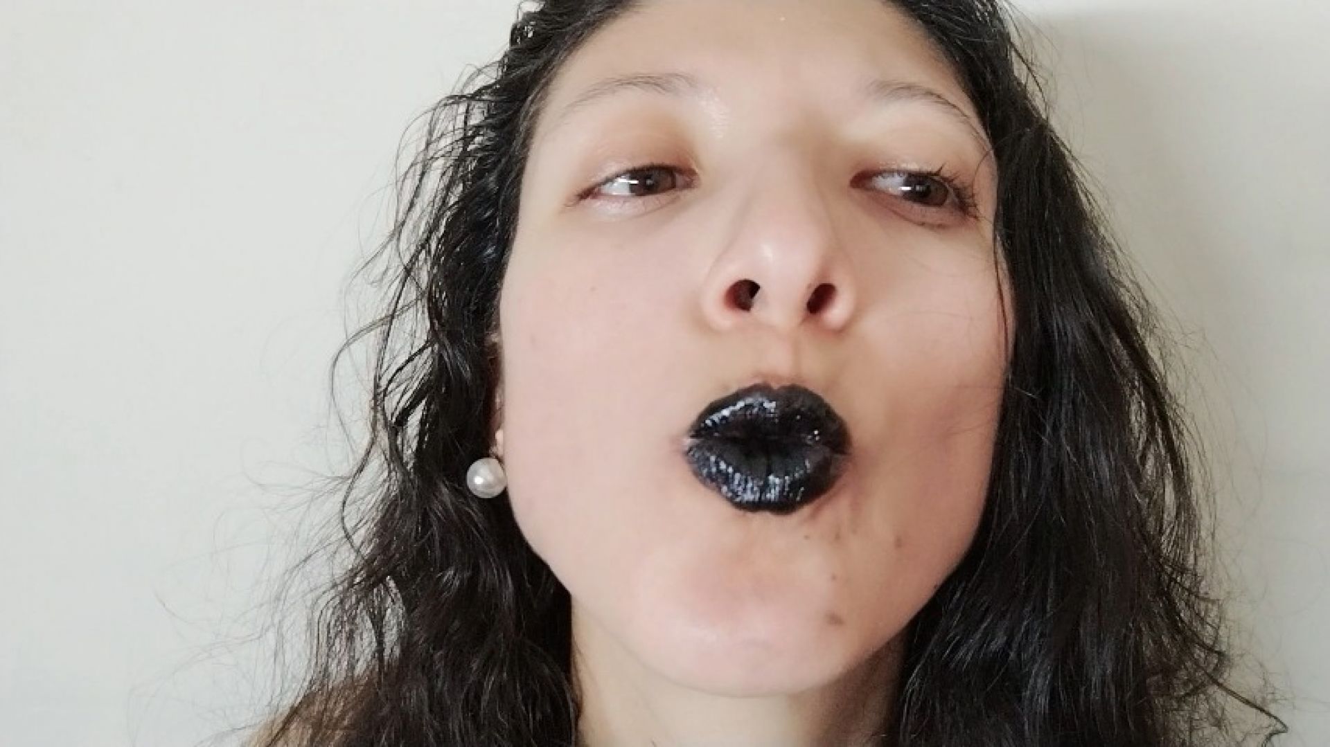 POV FACE TRYING DIFFERENT LIPSTICKS ON MY PRETTY LIPS