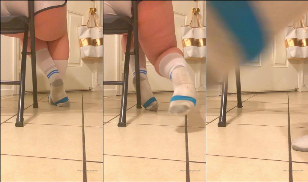 nikkivonnails 02 03 2020 165834080 toe curls socks make you hot
