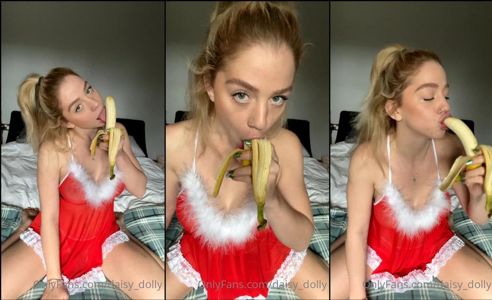 daisy_dolly 07 01 2022 2322858246 Christmas edition women eating banana video
