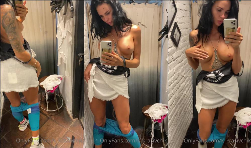 sunny_kerss 08 09 2020 858569274 Can't be bored in a dressing room 