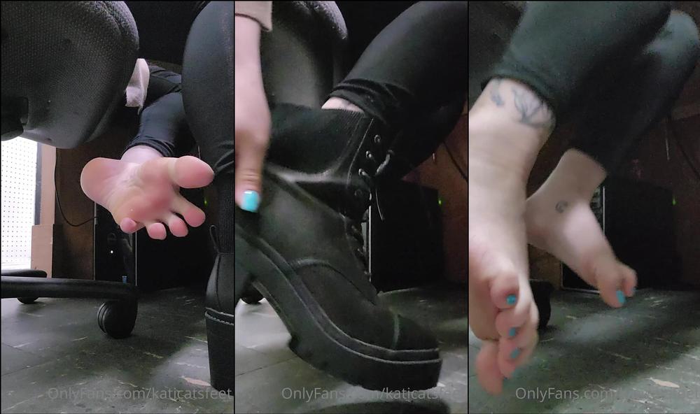 katicatsfeet 06 01 2022 2314955887 trying for discretion while the owner works behind the desk