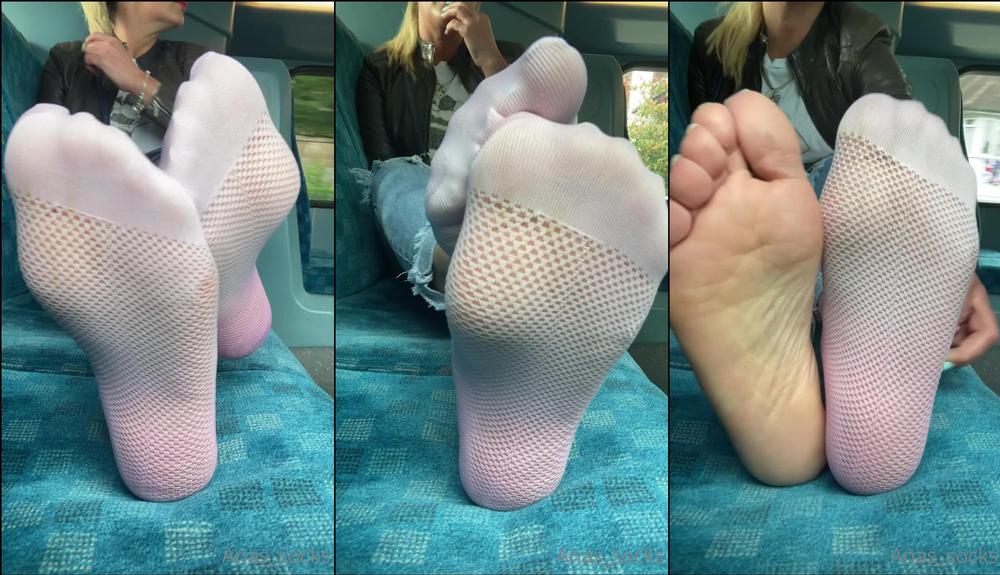anas_socks 03 06 2022 2476555339 You know how much I like to take off my shoes and stinky socks in public⦠this time on t