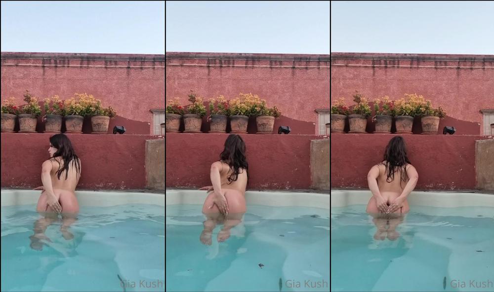 giakush 02 02 2022 2350303903 Plug gigante en el jacuzzi. Giant plug on tha jacuzzi.