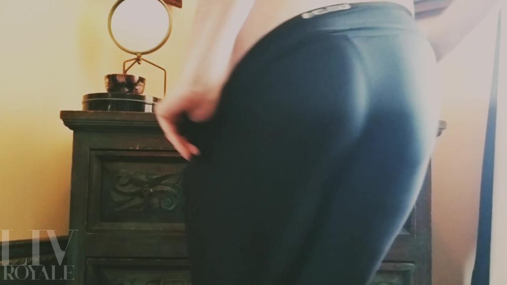 livroyale 06 05 2020 37447562 Quickie post workout booty tease.