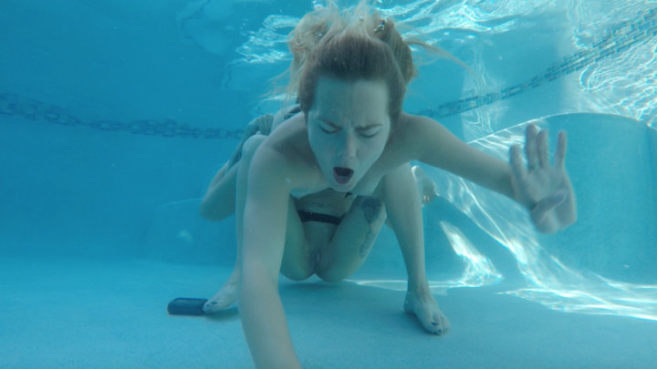 Morgana & Vika - Underwater Pussy Eating