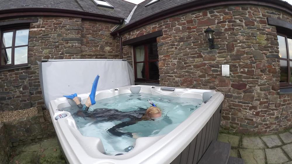 Ariel Anderssen Full Snorkel Gear In The Hot Tub