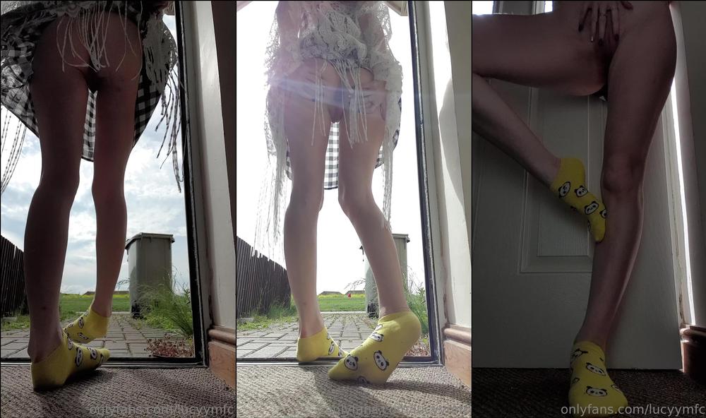 lucyymfc 01 06 2019 35153596 Flashing my ass and pussy  You can see the dog walkers Infront of me totally clueless 