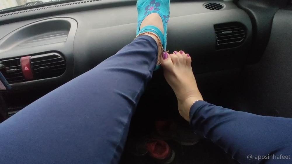 raposinhafeet_ 01 09 2021 2209378172 Ele foi me buscar no trabalho e aproveitei pra tirar meu tÃªnis e o provocar com meus pezi