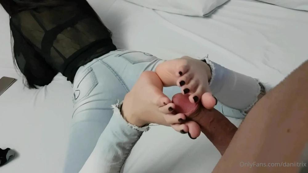 daniitrix 138306153 2021 04 22 complete footjob a delicious footjob with a hot cumshot on his soles um delicoso footjob de 