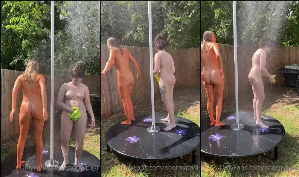 ahornypaki 01 09 2021 2208760651 Cleaning off that cosplay body paint with @sapphiredream69 â¤ï¸