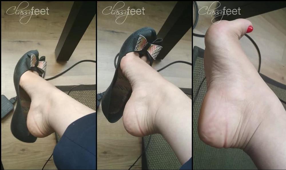 classyfeet 04 07 2019 41452086 shoeplay at the office, what's that smell