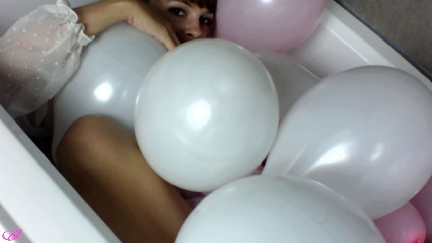 Kawaii Princess Plays In Her Looney Tub