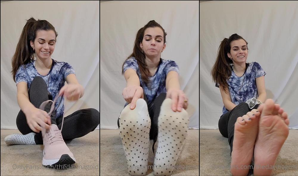 thedavinagold 03 03 2022 2381581281 Gym Shoe Sock Removal