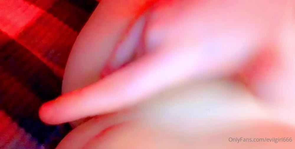 evilgirl666 02 07 2020 490258410 Pussy play 