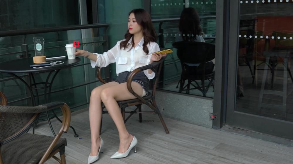 MussGirl - The Noble And Sexy Young Woman Xiao Jie Sat In A Chair Wearing High Heels, Casually Playing With Her Phone And Fighting Shoes