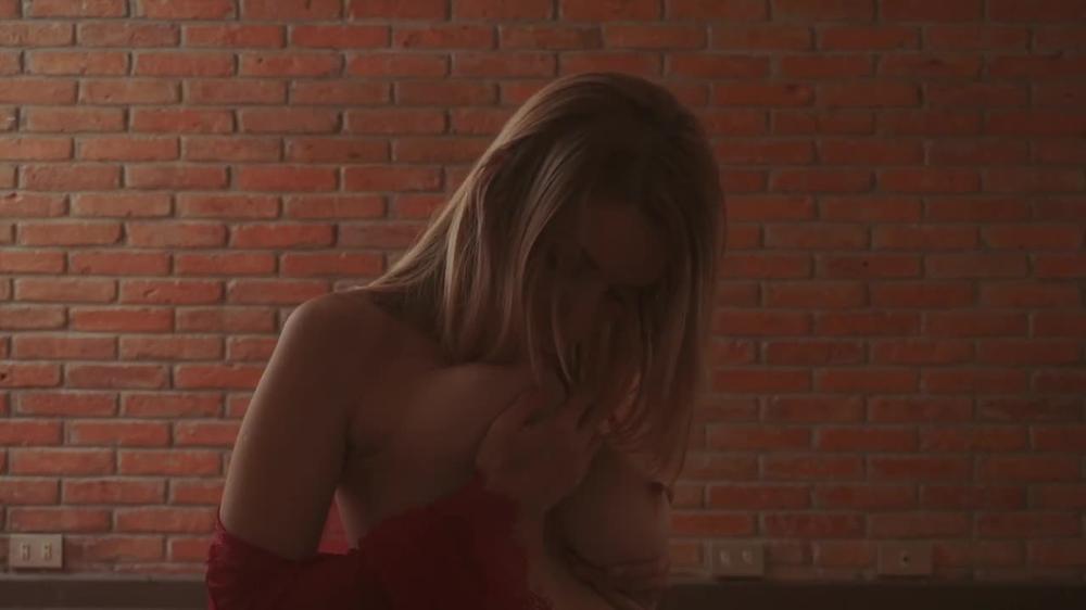 Xxxrioxxx-Sultry-Strip-Tease-Manyvids