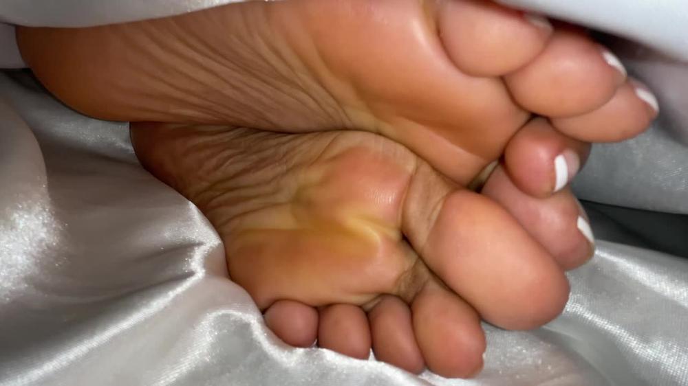 Under The Sheet With Ebony Feet