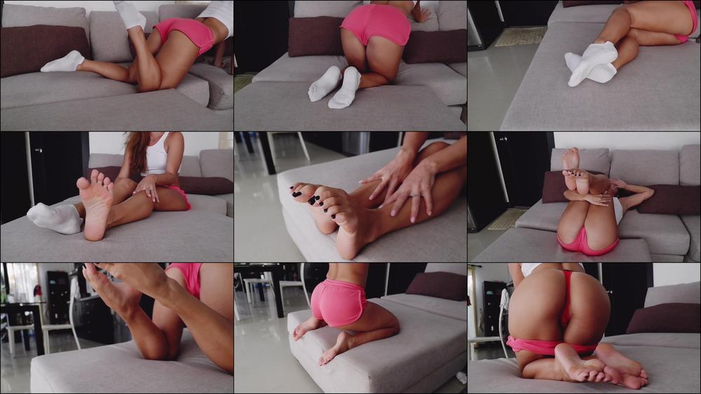 Molly Sweet Teen Show Soles And Spreads Long Toes
