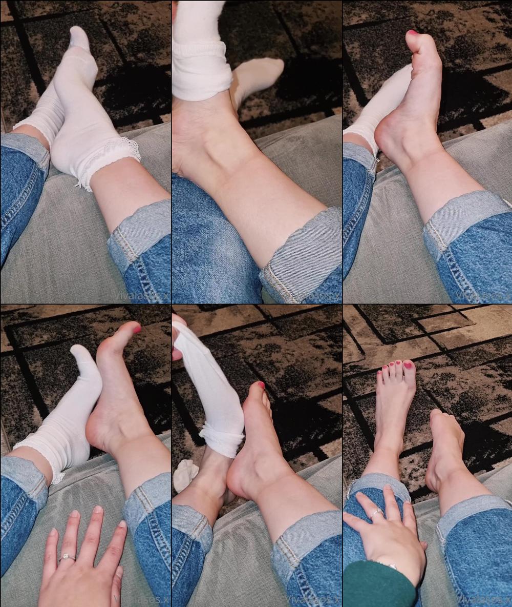 vivalasosx 313061370 2022 04 22 i love how these frilly white socks look on me can you see the colour of my toes peep through how
